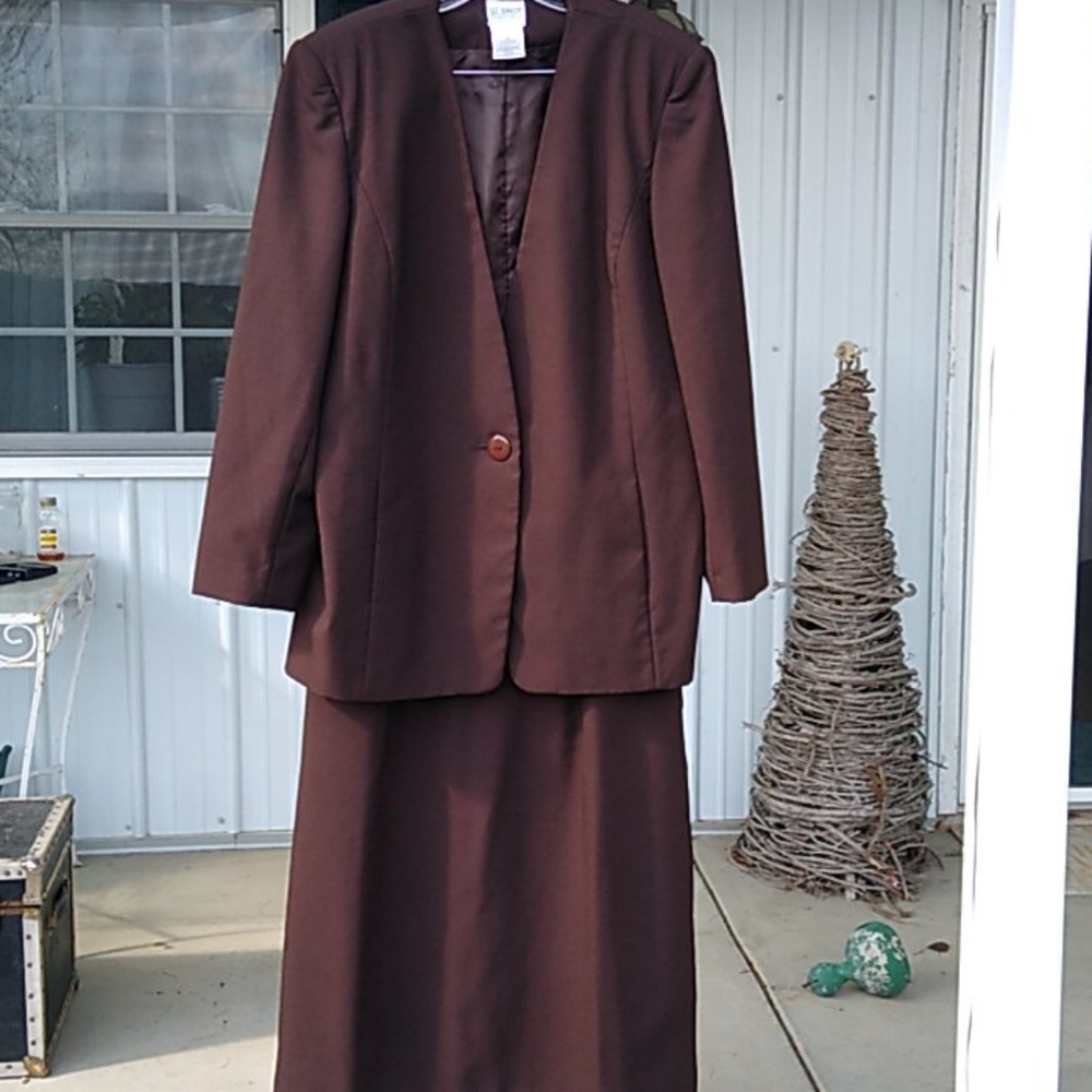 Lovely, classic, chocolate brown skirt/suit.